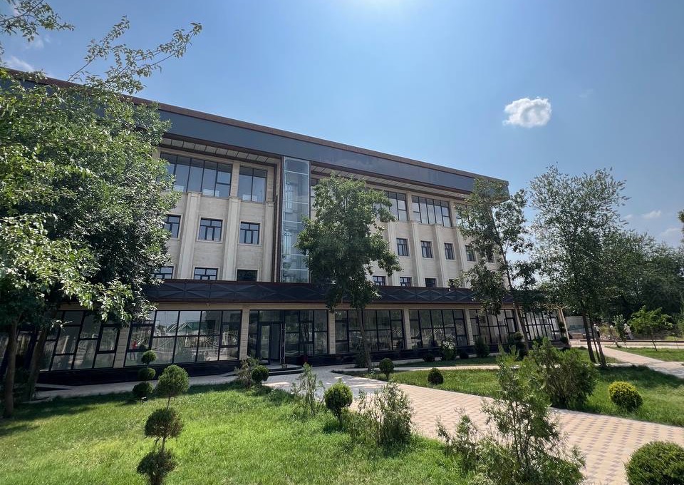 IBilim High School Zhetisay мектебінің ғимараты, Kozhanov Street 43B, Жетісай
